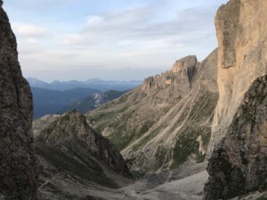 Veduta dal Passo delle Cigolade verso il rifugio Roda di Vael web