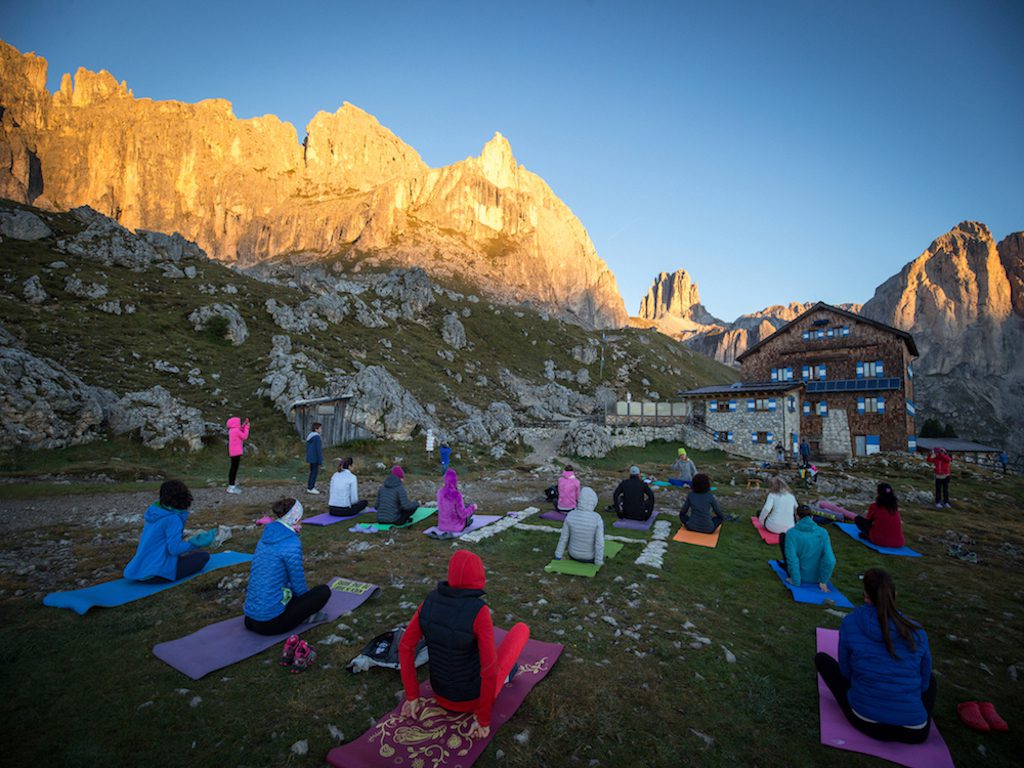 Rifugio Roda di Vael - yoga con enrosadira